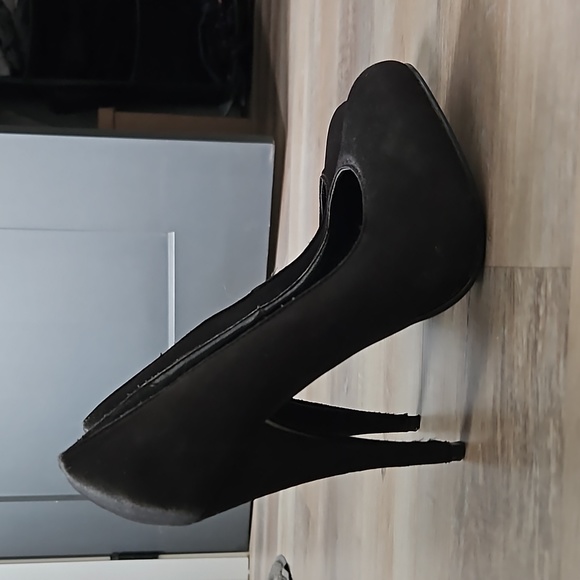Suzy Shier Black Heels - Picture 2 of 4